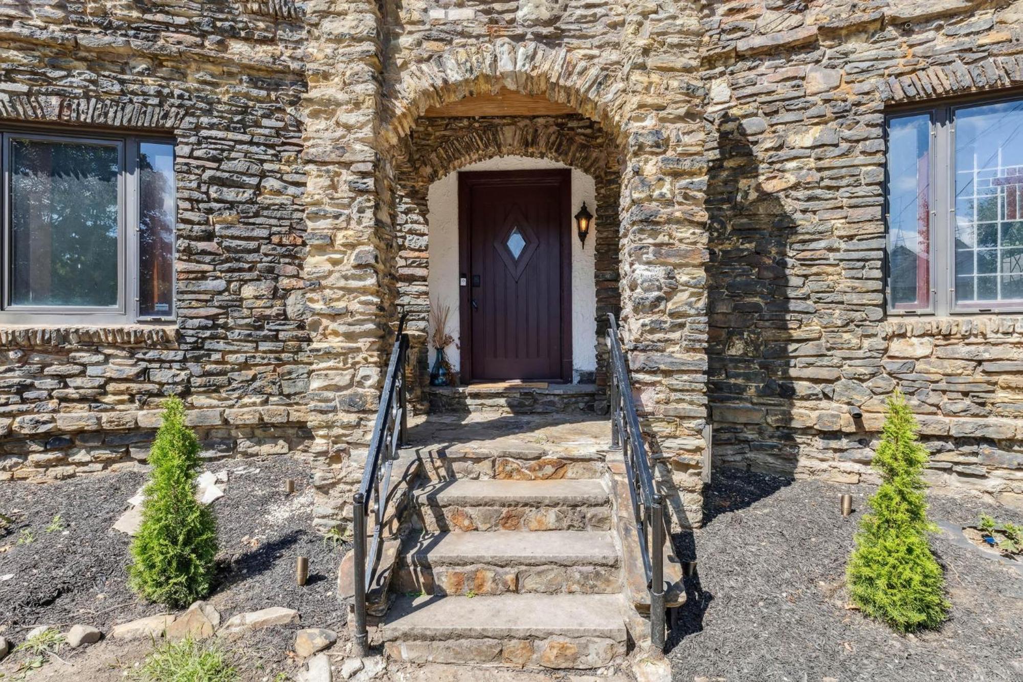Enchanted Castle - Your Royal Getaway Awaits Cleveland Exterior photo
